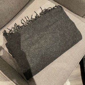 Aritzia Wilfred rectangle heather dark grey scarf